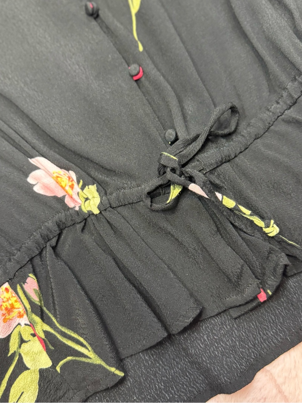 Rails - NWOT Black, Pink, & Red Floral V-Neck Tie-Waist Blouse - Size S - Picture 4 of 6